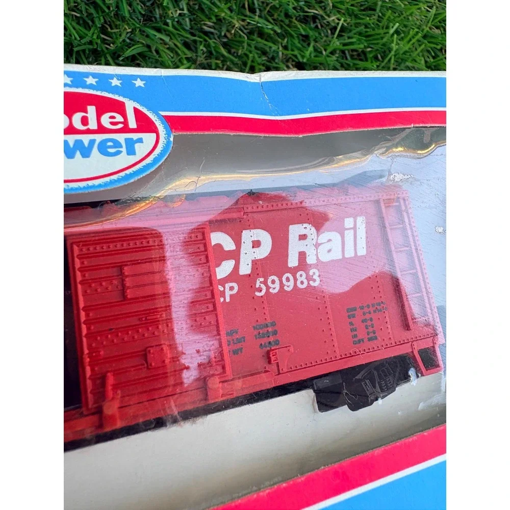 Model Power HO Scale CP Rail Sliding Door Boxcar 9010 Canadian‎ Pacific 59983